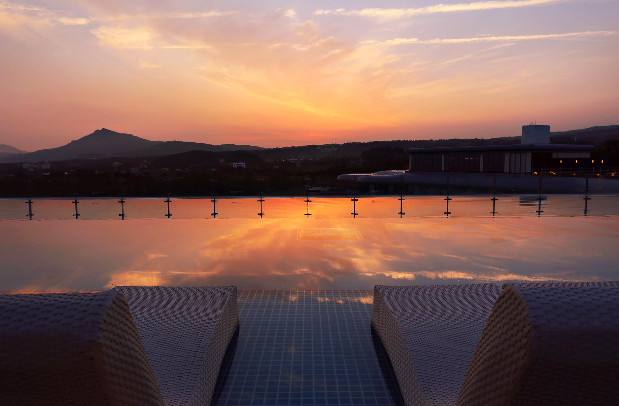Kensington Jeju Hotel Eksteriør bilde The Sunken Garden