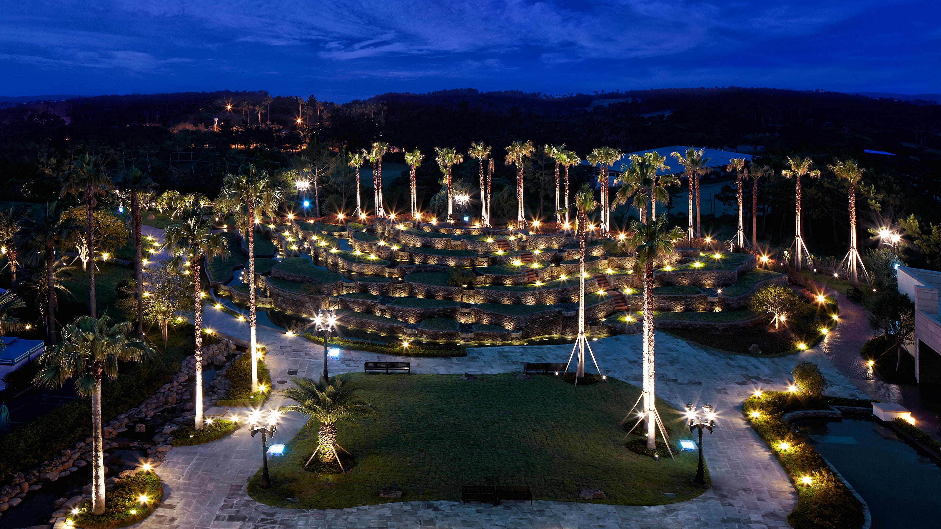 Kensington Jeju Hotel Eksteriør bilde The resort at night