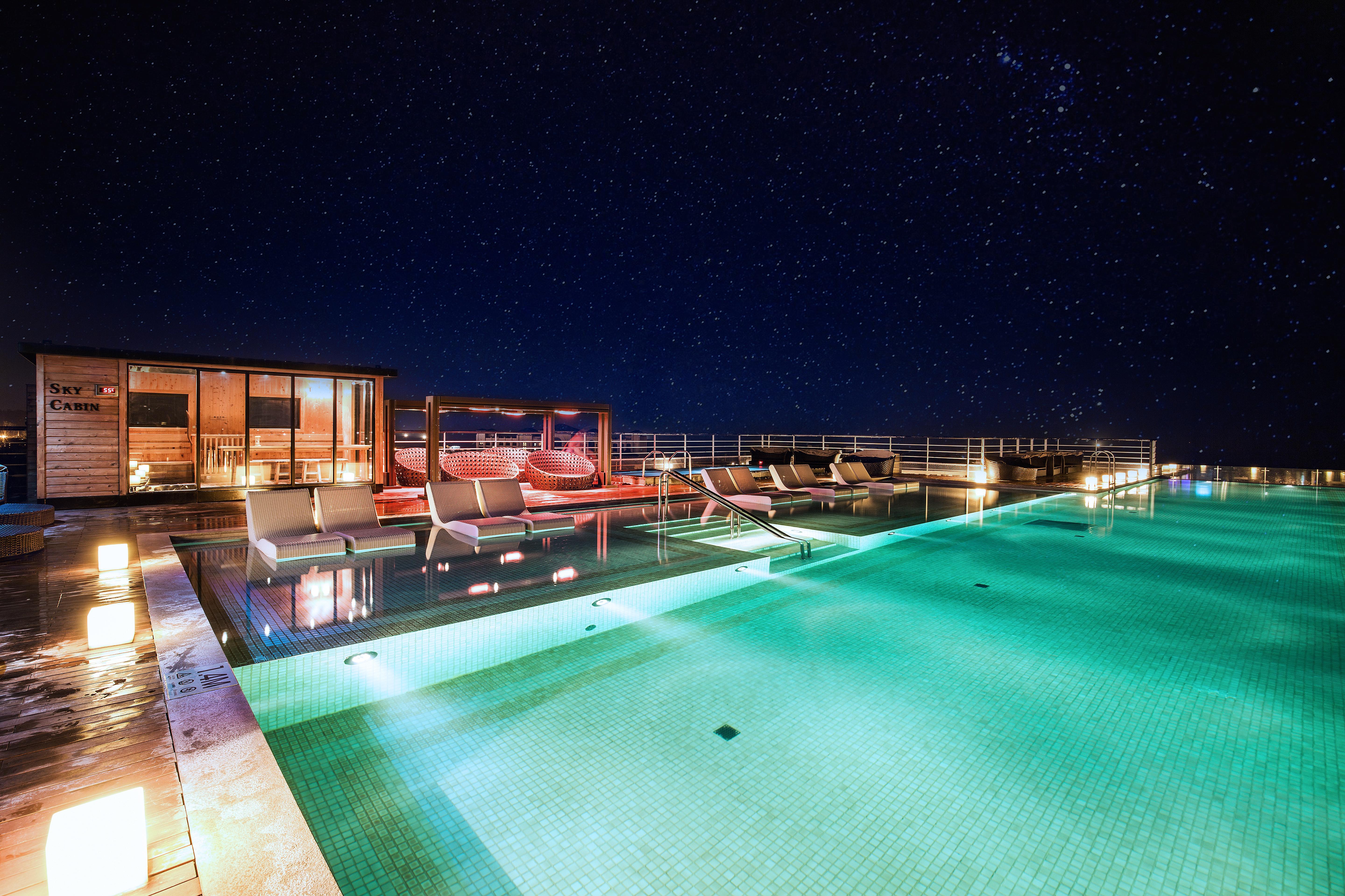 Kensington Jeju Hotel Eksteriør bilde The rooftop pool at the hotel
