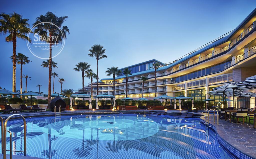 Kensington Jeju Hotel Eksteriør bilde The pool at the Sheraton Jumeirah Hotel