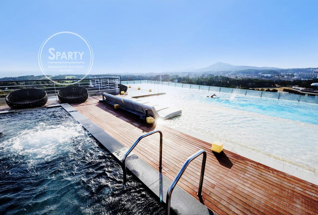 Kensington Jeju Hotel Eksteriør bilde The pool at the top of the hotel